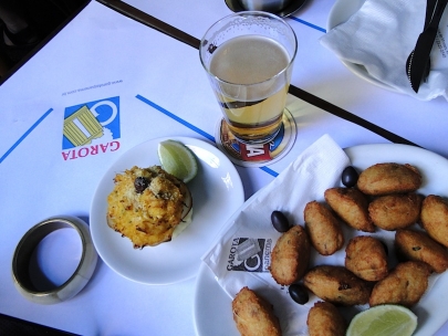 Casquinha de siri, bolinhos de bacalhau e cerveja bem gelada. A Vida � Boa!