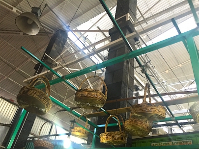 The market where baskets fly